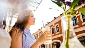 لماذا عليك أن تبدأ يومك بشرب ماء الليمون؟.. تعرف على رأي الخبراء