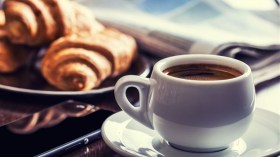 منها شرب القهوة في هذا التوقيت.. طبيبة تحذر من 5 عادات مضرة بالصحة