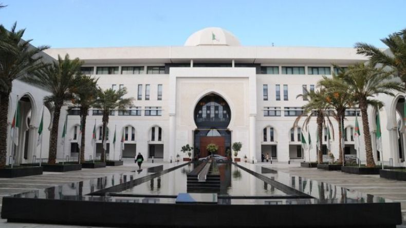 الجزائر تفتح مجالها الجوي لتسهيل وصول المساعدات الإنسانية إلى المغرب