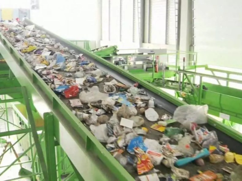 Saison estivale: Plus de 3000 tonnes de déchets ménagers collectés quotidiennement à Alger