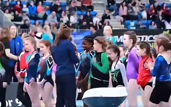 Racisme: Une jeune gymnaste noire se voit refuser une médaille en Irlande(vidéo)