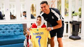 اشتهرت برسم نجوم كرة القدم.. شاهد كيف استقبل رونالدو معجبة من ذوي الهمم