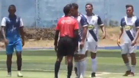 بالفيديو.. نزال عنيف بين لاعب وحكم خلال مباراة في الإكوادور