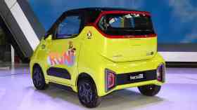 الرئيس التنفيذي لـ”رونو”: علينا اللحاق بالصين “بسرعة” في مجال السيارات الكهربائية