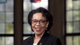 بالفيديو.. وفاة رئيسة جامعة أمريكية أمام الحضور