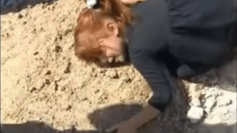 بالفيديو.. دموع طفلة ليبية فوق قبر أمها تهز الشبكات وهذه الحقيقة!
