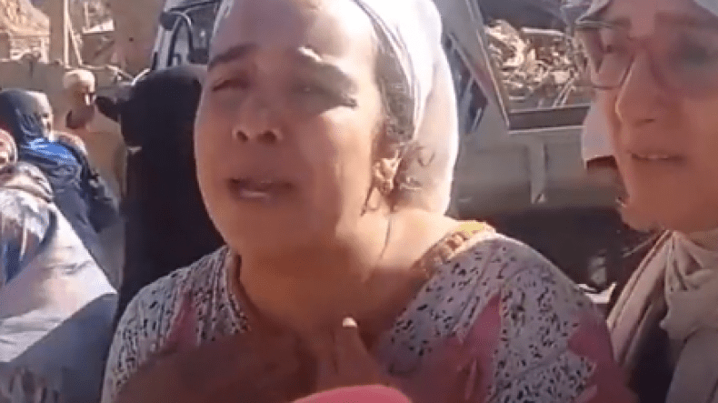 فقدت 10 أفراد من عائلتها.. فيديو لمغربية تصاب بانهيار شديد