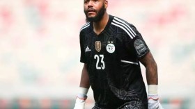 Raïs M’Bolhi signe pour deux ans au CR Belouizdad