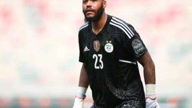 Raïs M’Bolhi signe pour deux ans au CR Belouizdad
