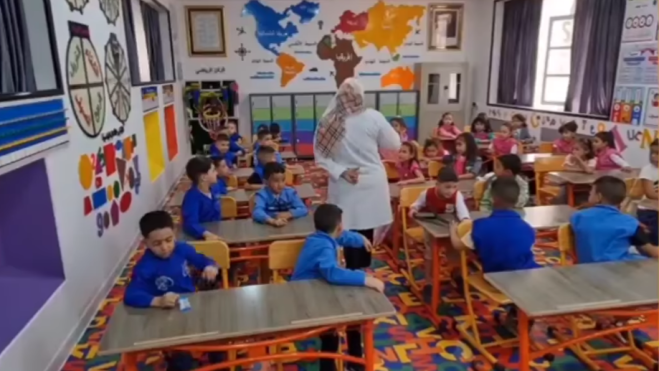 بعدما زينت القسم الدراسي من مالها الخاص.. جدل واسع بشأن مبادرة أستاذة ميلة