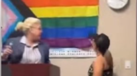 هل مزقت سيدة أمريكية علم المثليين داخل صف مدرسي؟