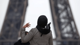 هذا ما فعلته طالبة مسلمة بعد طردها من مدرستها الفرنسية!