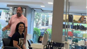 مع الحالة الكارثية في ليبيا.. صورة للمنقوش في صالون حلاقة تركي تثير الجدل