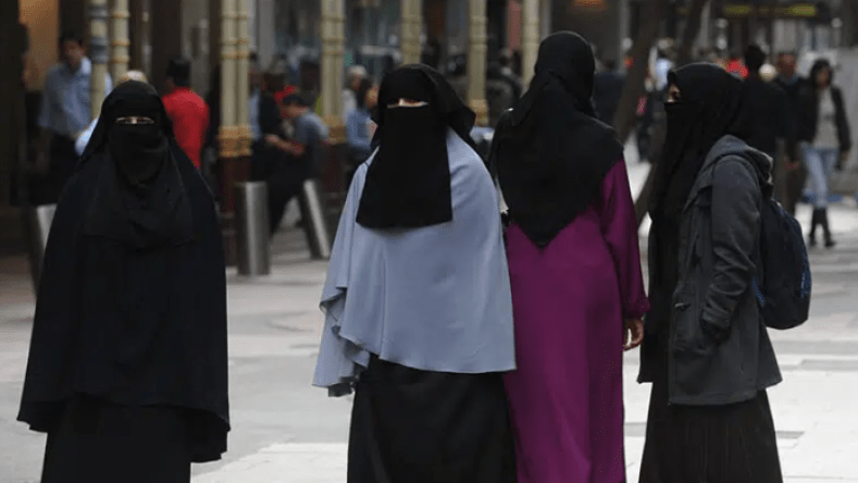 حظر ارتداء النقاب في المدارس المصرية يفجر موجة غضب في البلاد
