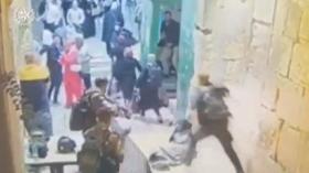 فيديو صادم.. اعتداءٌ بالأقدام على فلسطينية من طرف جنود الاحتلال