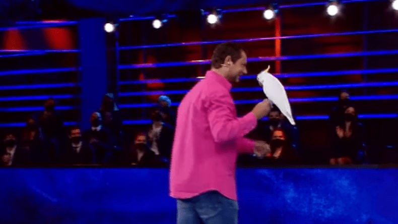 حطم رقما قياسيا في غينيس.. فيديو لأسرع ببغاء يقود دراجة بعجلتين!
