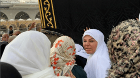 بالفيديو.. ممثلة هندية شهيرة تبكي أمام الكعبة!