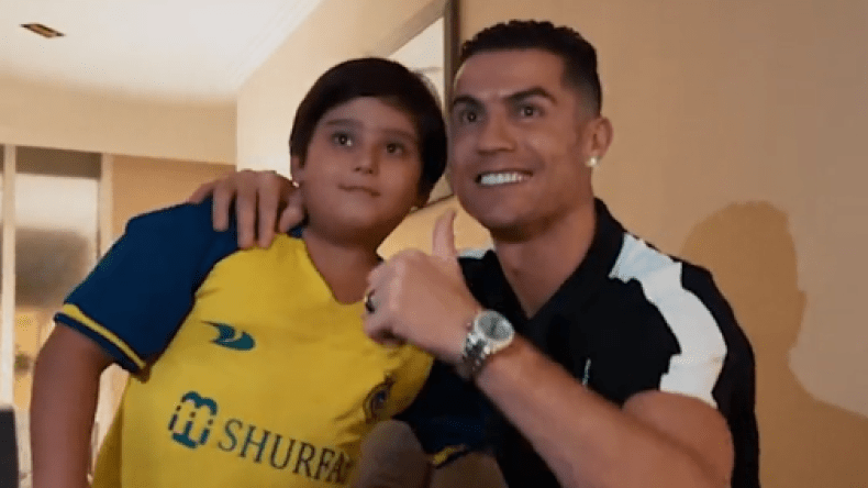 بالفيديو.. رونالدو يحقق أمنية طفل إيراني