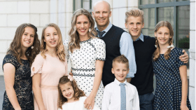 بالفيديو.. يوتيوبر شهيرة تعنف أطفالها وتجوّعهم!