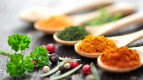 8 توابل من مطبخك تحارب الأمراض والالتهابات