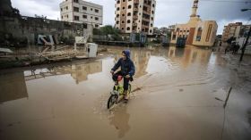 غرق عشرات المنازل بسبب أمطار غزيرة في غزة