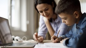 أولياء يمنعون أطفالهم من اللعب والخروج مع بداية الدراسة