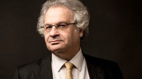 كاتب عربي ينتخب أمينا عاما مدى الحياة للأكاديمية الفرنسية