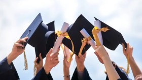 مسنات يعدن إلى الدراسة.. الجامعة أكثر ما يغريهن بعد سنوات من الانقطاع