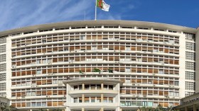 الحكومة تدرس ضمان تموين السوق بالمواد الأساسية وتعويض الأئمة