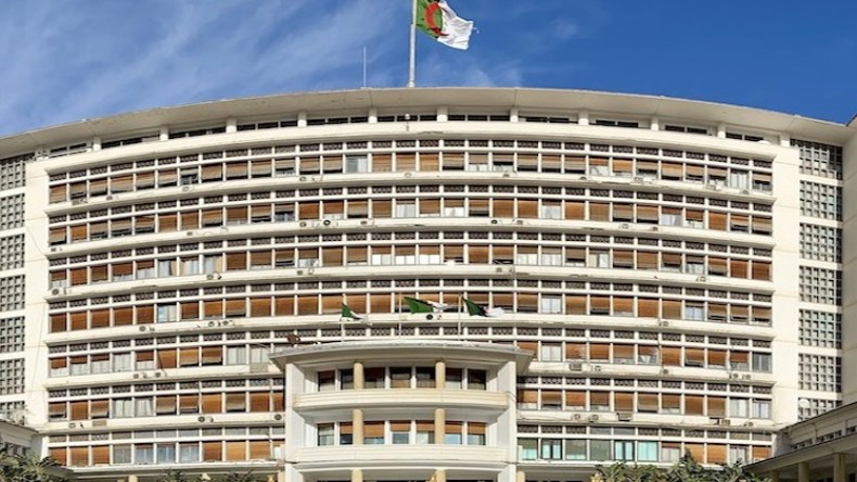 الحكومة تدرس ضمان تموين السوق بالمواد الأساسية وتعويض الأئمة