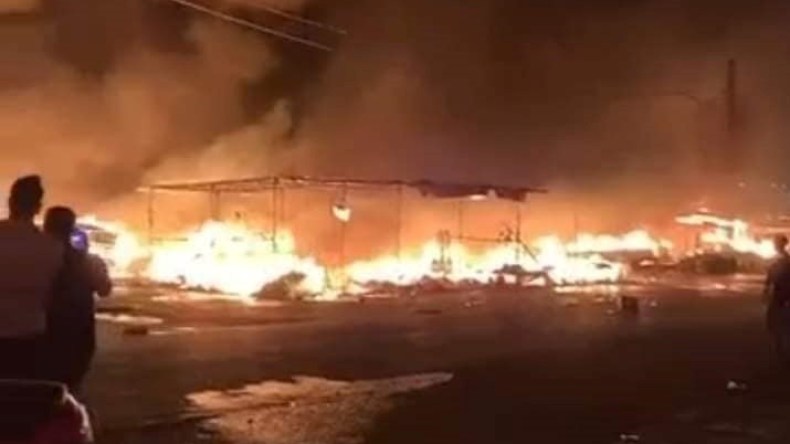 بالصور.. حريق يلتهم 200 طاولة عرض بسوق الرحبة بالبليدة