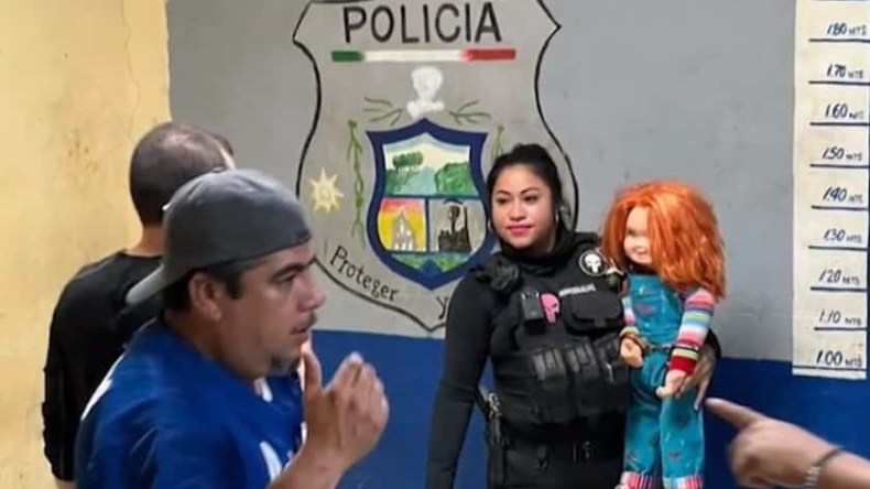 ليست مزحة.. شرطة المكسيك تلقي القبض على دمية