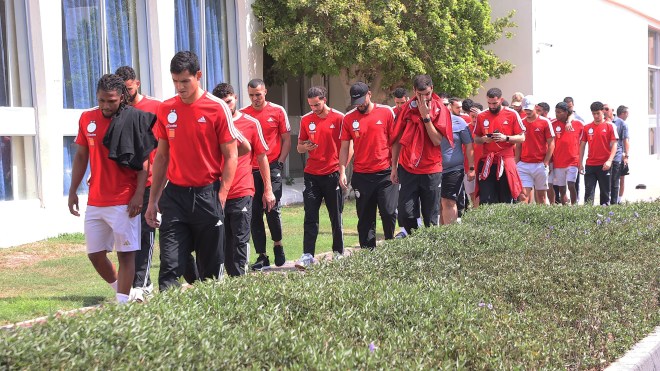 بالصور.. جولة خفيفة للاعبي المنتخب الوطني أمام مقر إقامتهم بالإمارات