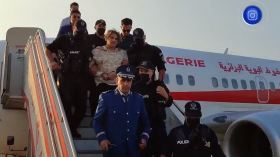 لحظة وصول المدعو بلحاسني يعقوب إلى مطار الجزائر بعد توقيفه في ألمانيا