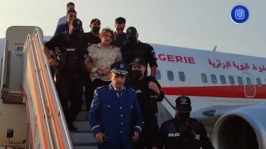 لحظة وصول المدعو بلحاسني يعقوب إلى مطار الجزائر بعد توقيفه في ألمانيا