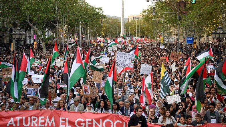 مسيرة في برشلونة رفضا للعدوان الصهيوني على الفلسطينيين