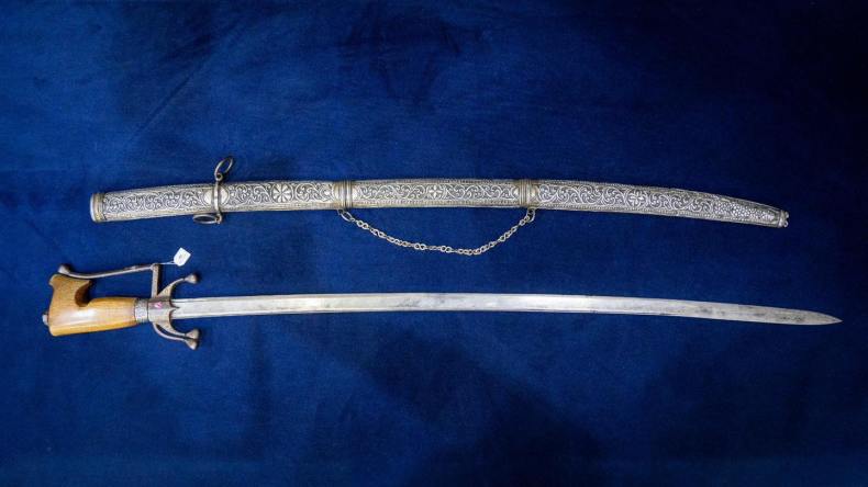 الجزائر تسترجع سيف الأمير عبد القادر من فرنسا (صور)