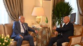 عطاف يلتقي مع الأمين العام للجامعة العربية في القاهرة