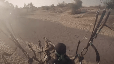 قوات المظليين التابعة لكتائب القسام وهي تقتحم مستوطنات غلاف غزة