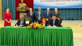 توقيع مذكرة تفاهم بين مجمع صيدال ومعهد البحث الفيتنامي