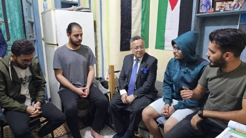 الوزير بداري يزور طلبة فلسطينيين في بن عكنون