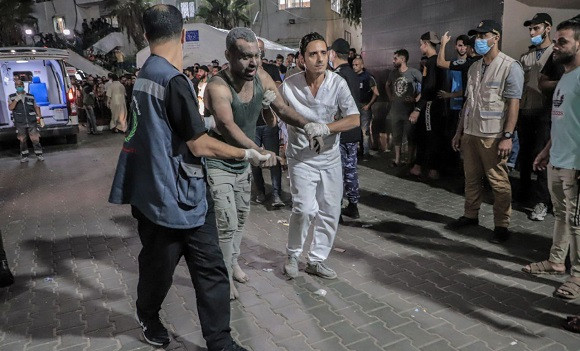 Au moins 8 martyrs et des dizaines de blessés dans un raid sioniste contre une église à Ghaza