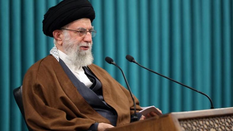 خامنئي: طوفان الأقصى كبد الاحتلال الإسرائيلي “هزيمة لا يمكن جبرها”