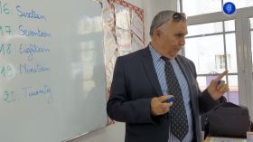 والي ميلة يدرّس اللغة الإنجليزية .. ” نعطيكم سر لحفظ الأرقام !! “