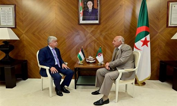 Attaf examine avec le ministre palestinien de la Solidarité la situation dans les territoires occupés