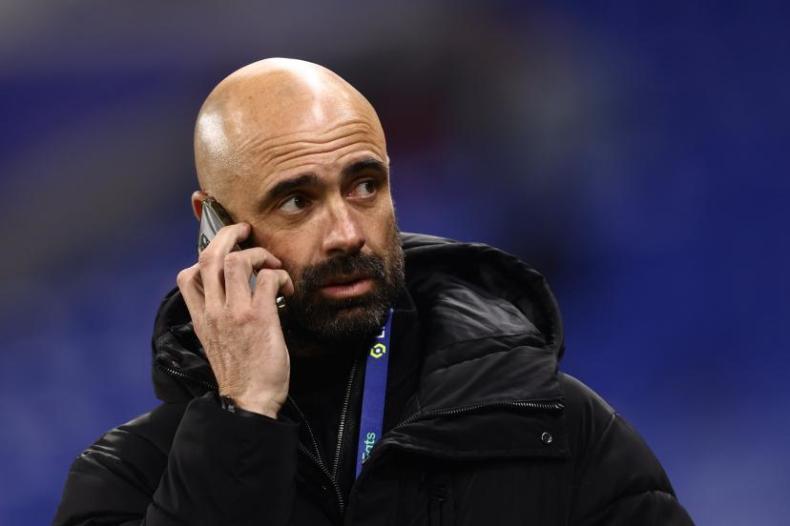 Un ancien entraîneur de l’OL devrait atterrir à la JSK ou au CSC