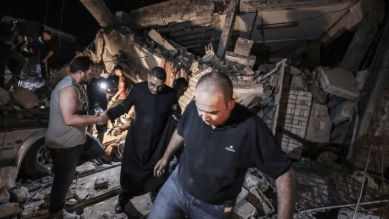 مجزرة جديدة.. قوات الاحتلال تقصف كنيسة تأوي المئات بغزة