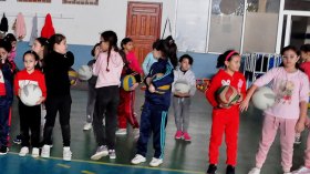 هكذا يتعامل أساتذة الرياضة مع تلاميذ الابتدائي