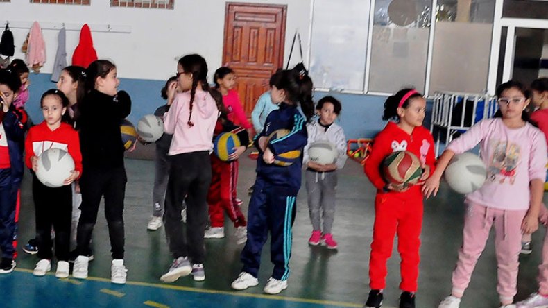 هكذا يتعامل أساتذة الرياضة مع تلاميذ الابتدائي