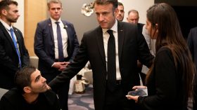 في “زيارة تضامنية” مع الكيان الصهيوني.. ماكرون يصل تل أبيب (فيديو)